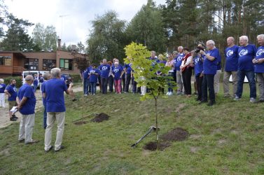 Sadzenie pamiątkowych drzew z okazji 55 lat OW Sudomie w 2018r. Fot. J. Zioło.